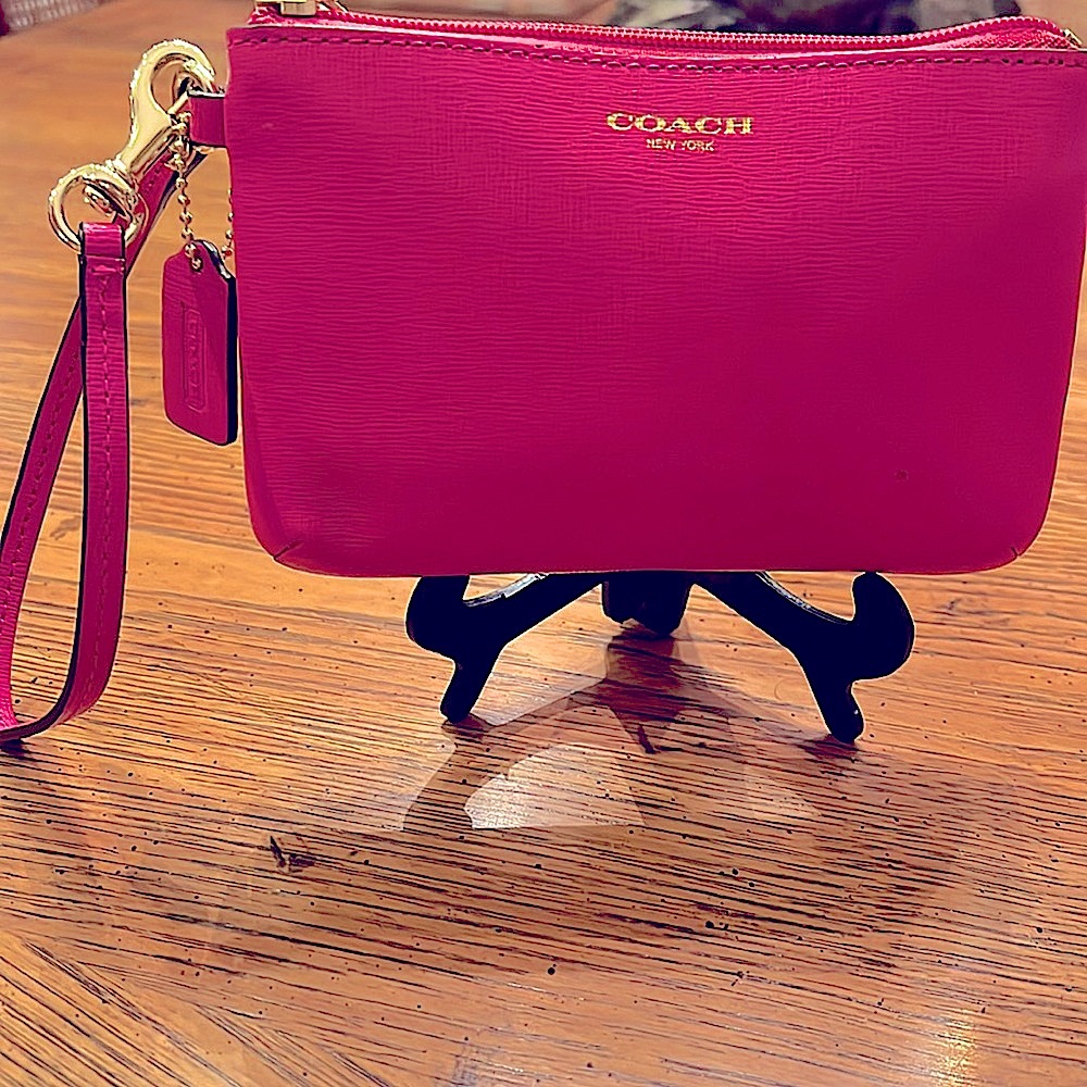 🎀COACH Hot PinkCornerZip Wristlet.Roomy&Compact.Used OnceEUC.
UseAloneOrAsWallet